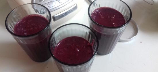 shake od divljih borovnica i sira